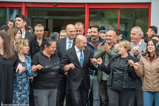 Büyükşehir memurları sözleşmeyi halay çekerek kutladı