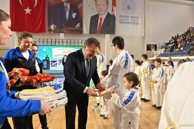 Büyükşehir, Bandırma’da kendini geliştiren gençler yetişiyor