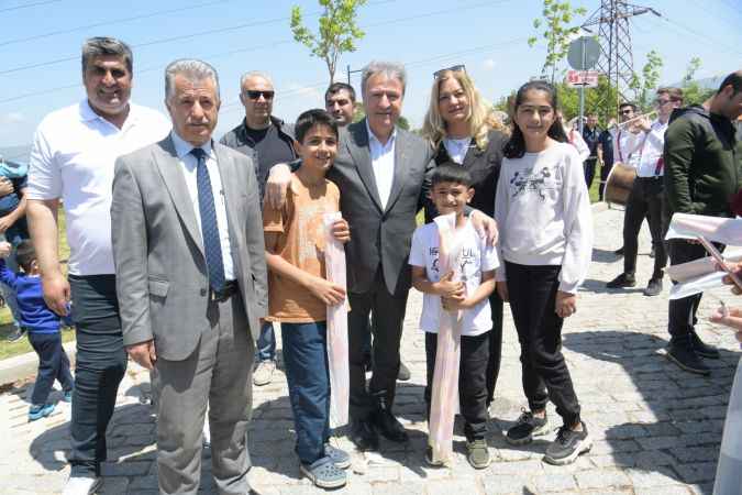 Bornova Çamkule’de gökyüzü uçurtmalarla renklendi