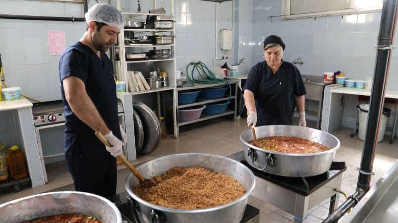 Burhaniye Belediyesi'nin sıcak yemek yardımı devam ediyor