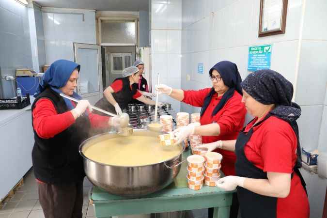 Burhaniye Belediyesi'nin sıcak yemek yardımı devam ediyor