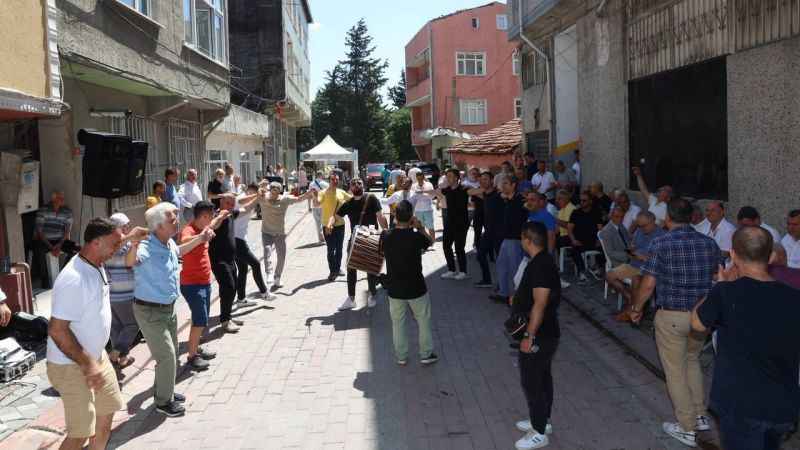 Kentsel dönüşüme giren evlerini davul zurnayla teslim ettiler