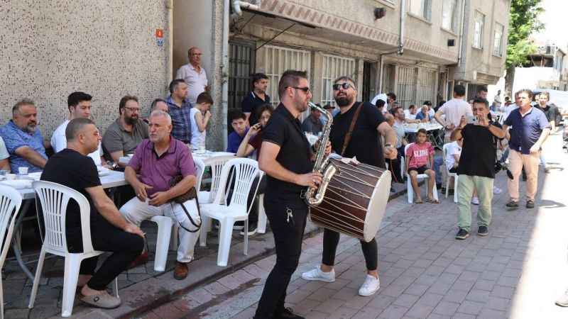 Kentsel dönüşüme giren evlerini davul zurnayla teslim ettiler