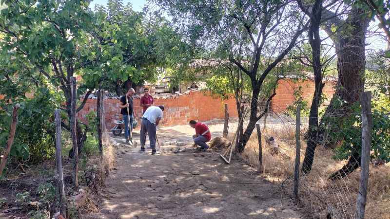 Kırsalda sokaklar parke taş ile örüşüyor