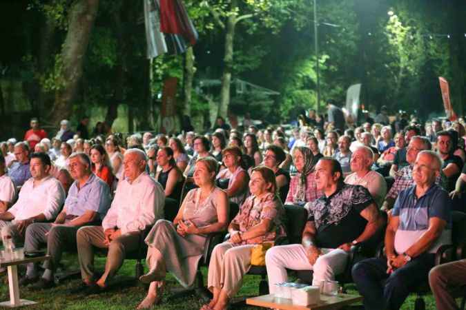 Efelerli vatandaşlar açık havada sanata doydu