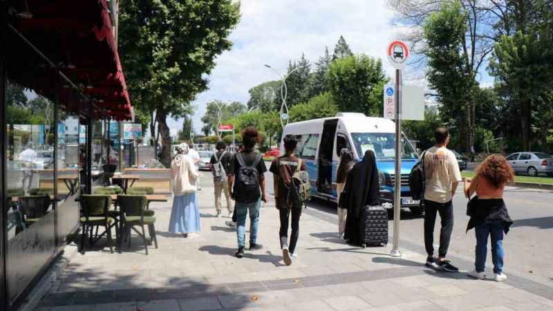 İnanılmaz olay : otomobil yoldu dolu durağa daldı...