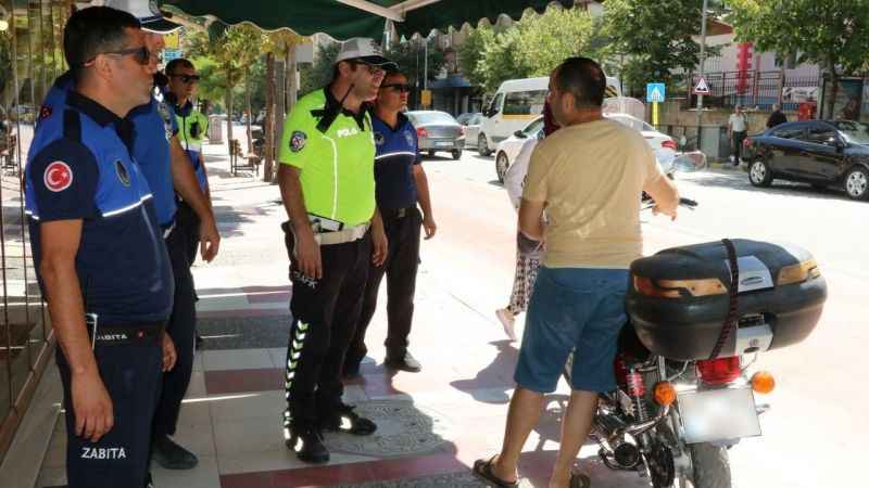 Kaldırımlar motosikletlerden temizleniyor