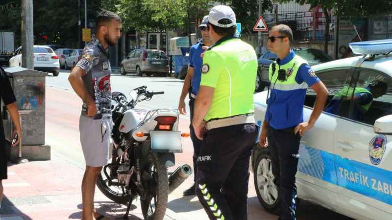 Kaldırımlar motosikletlerden temizleniyor