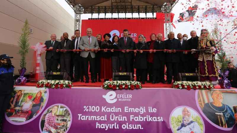 Efeler'de kadınlarla devrim: yüzde 100 kadın emeği tarım fabrikası!