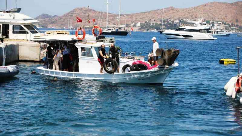 Bodrum'da deniz temizliği: Dalgıçlar 1 saatte yarım ton çöp topladı