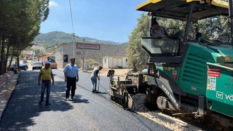 Havran’da sıcak asfalt çalışmaları devam ediyor