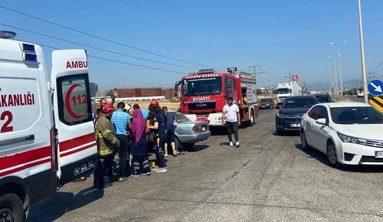 Kamyon ile otomobil çarpıştı, sürücü araç içerisinde sıkıştı