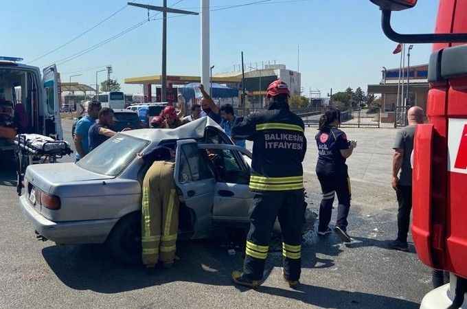 Kamyon ile otomobil çarpıştı, sürücü araç içerisinde sıkıştı