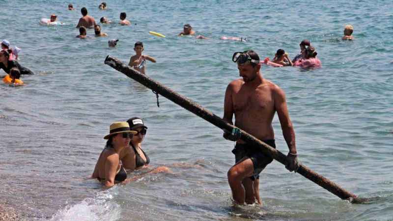 İşsizlikten dalgıçlığa: Antalya'da otobüs şoförü, denizin altından geçim sağlıyor