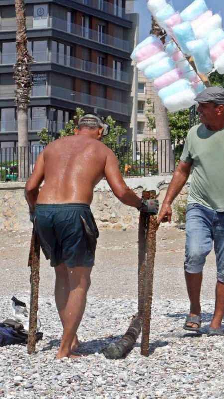 İşsizlikten dalgıçlığa: Antalya'da otobüs şoförü, denizin altından geçim sağlıyor