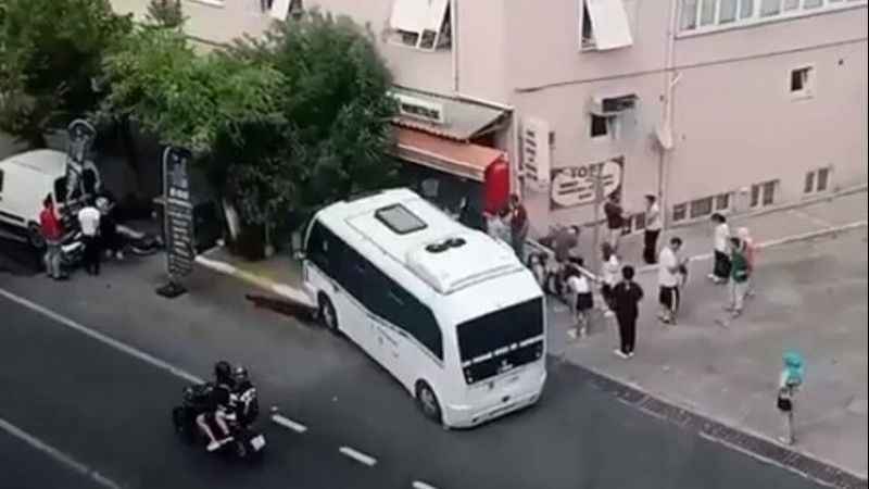 Altıeylül'de feci motosiklet kazası: Sürücü kaldırıma uçtu!