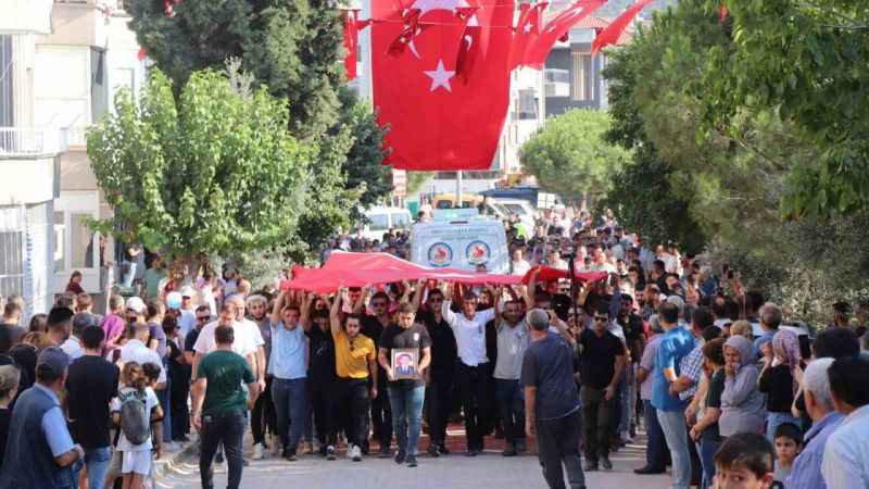 Yürekler dayanmadı: Şehit Kemal, ismini aldığı şehit amcasının yanına defnedildi