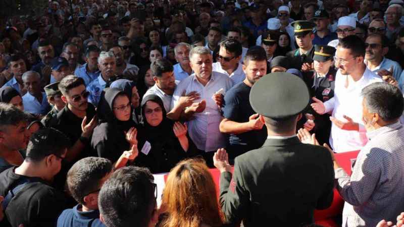 Yürekler dayanmadı: Şehit Kemal, ismini aldığı şehit amcasının yanına defnedildi