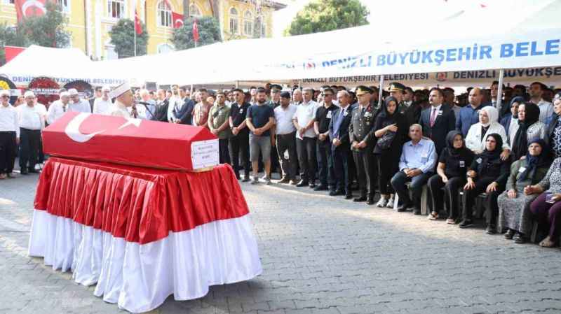 Yürekler dayanmadı: Şehit Kemal, ismini aldığı şehit amcasının yanına defnedildi