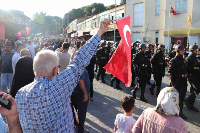 Yürekler dayanmadı: Şehit Kemal, ismini aldığı şehit amcasının yanına defnedildi