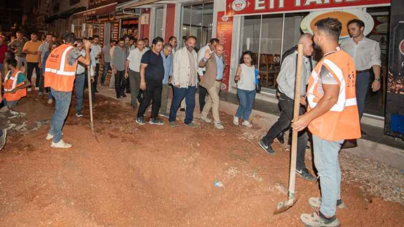 Tunç Soyer Kemeraltı'nın yerinde inceledi: Gece şantiye, gündüz çarşı