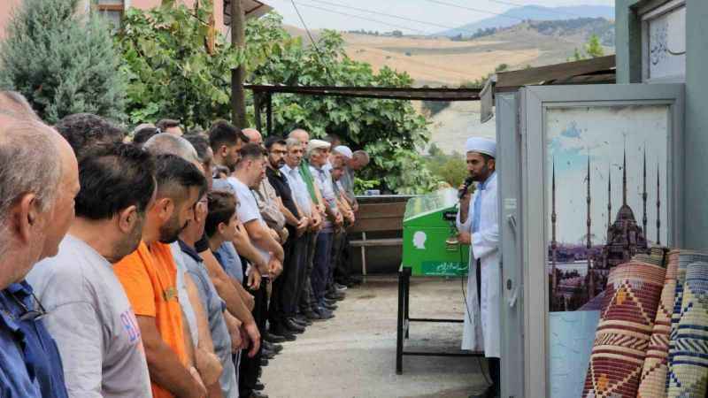 Denize kaçan terliğini kurtarayım derken canından oldu