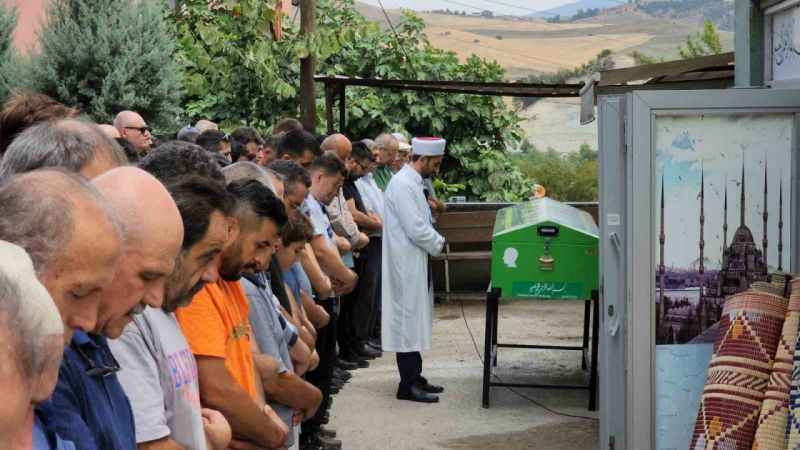 Denize kaçan terliğini kurtarayım derken canından oldu