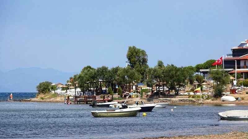 Türkiye’nin en önemli turizm merkezi Balıkesir’de iki mavi bayrak indirildi