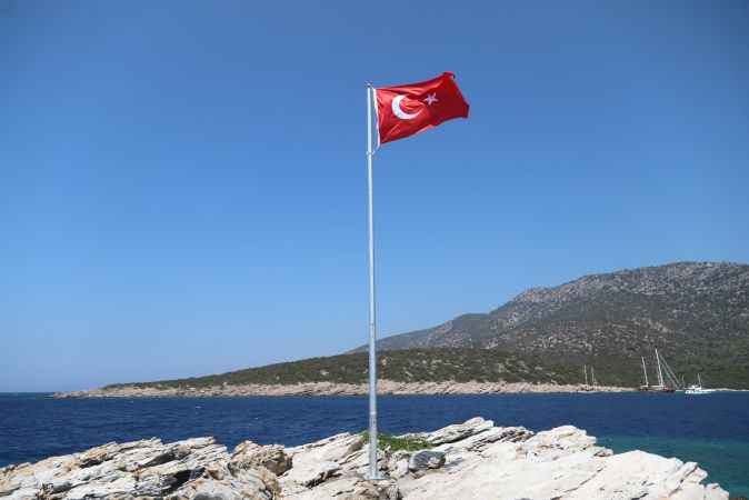 Bodrum ada ve koylara Türk bayrağı