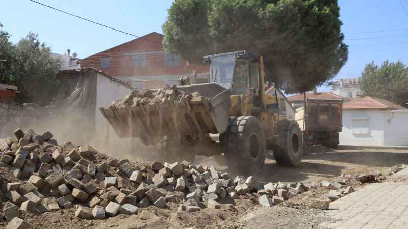 Burhaniye'de yollar 7 koldan yenileniyor