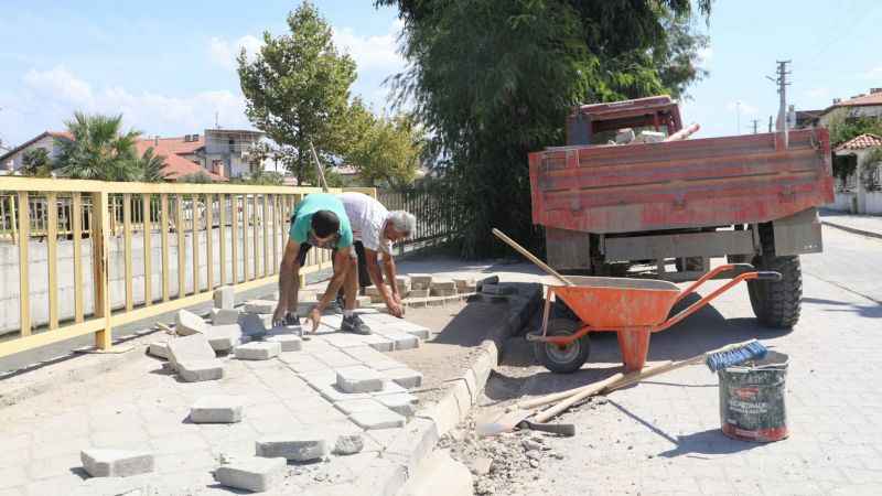 Burhaniye'de yollar 7 koldan yenileniyor