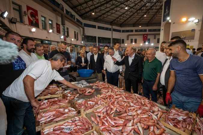 İzmirli balıkçılar sezonu açtı, siftahı Başkan Soyer yaptı