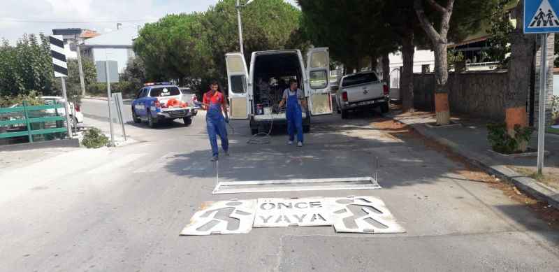 Karesi’de okul önlerindeki yaya çizgileri yenileniyor