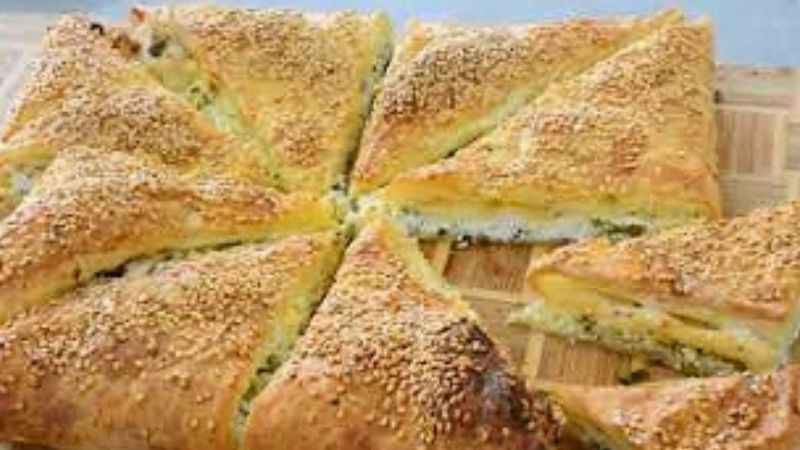 Yufka tel tel dökülüyor! Hiç yırtılmayan çıtır çıtır zarf börek tarifi…