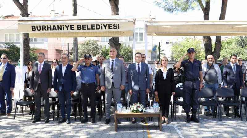 İlköğretim haftası Burhaniye’de düzenlenen törenle kutlandı