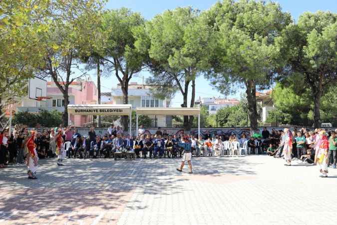 İlköğretim haftası Burhaniye’de düzenlenen törenle kutlandı