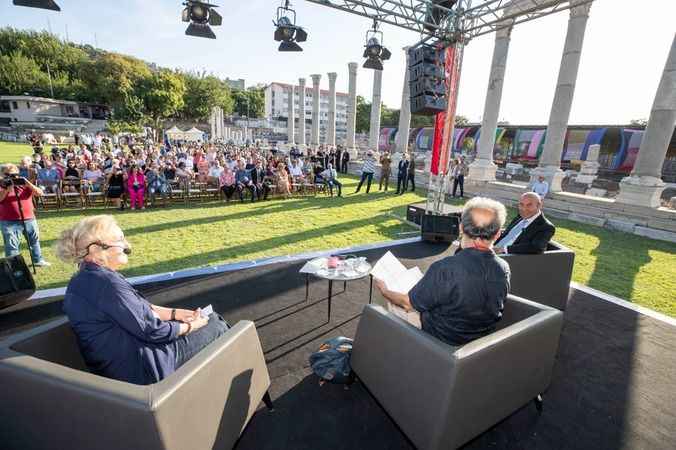 İzmir'in Uluslararası Edebiyat Festivali başladı