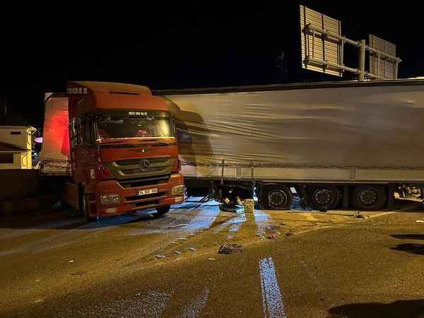 Balıkesir’de iki tır kafa kafaya çarpıştı, ortalık savaş alanına döndü