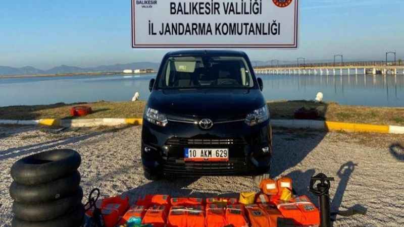 Balıkesir'de 3 insan kaçakçısıyla 58 kaçak göçmen yakalandı