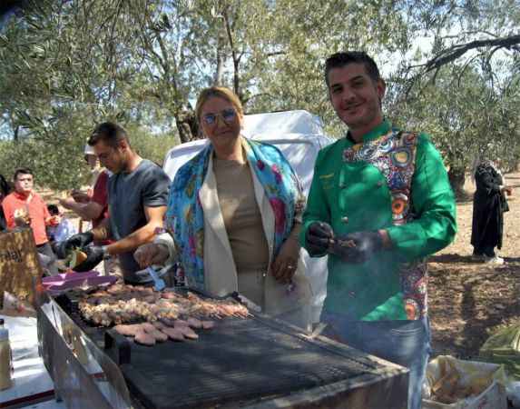 MHP Balıkesir Milletvekili Ekrem Gökay Yüksel zeytin hasat coşkusuna katıldı