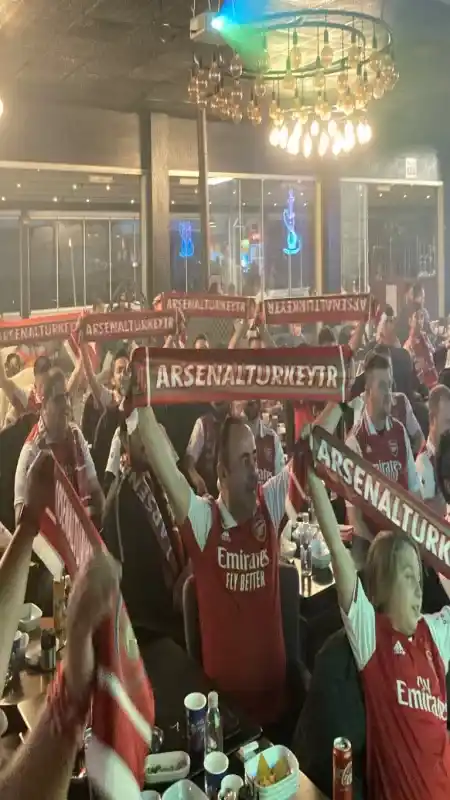 Arsenalli çılgın TÜRKLER! Bu köyde herkes Arsenalli..