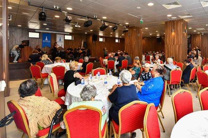 İzmir’de huzurevi sakinleri unutulmadı