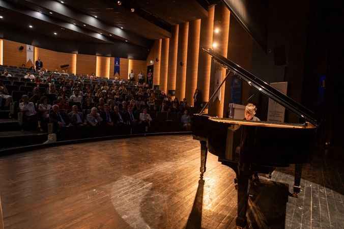 Soyer: “İki elimiz yakanızda”