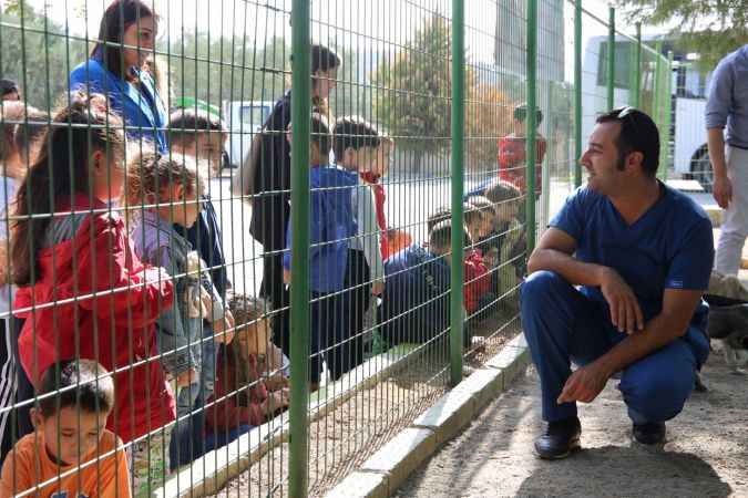 Burhaniye’de öğrencilerden hayvan barınağına ziyaret