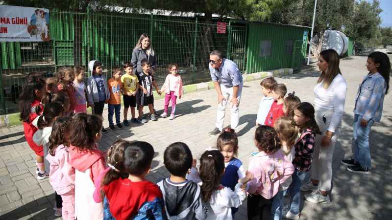 Burhaniye’de öğrencilerden hayvan barınağına ziyaret