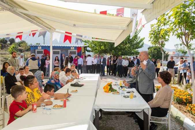 Başkan Soyer Beydağ'da otizmli çocuklar için açılan merkezi ziyaret etti