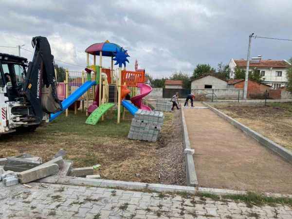 Karesi Belediyesi yeşil alanlara gözü gibi bakıyor