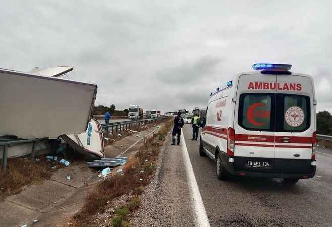 Balıkesir’de TIR devrildi, yol kapandı..