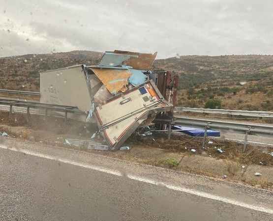 Balıkesir’de TIR devrildi, yol kapandı..