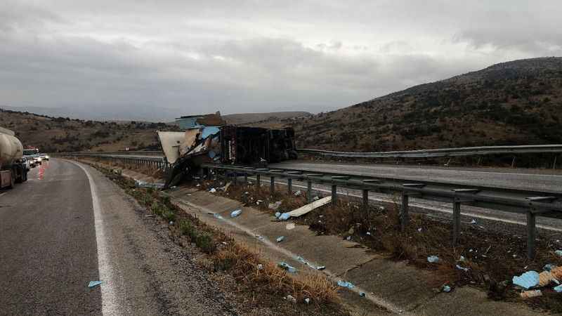 Balıkesir’de TIR devrildi, yol kapandı..